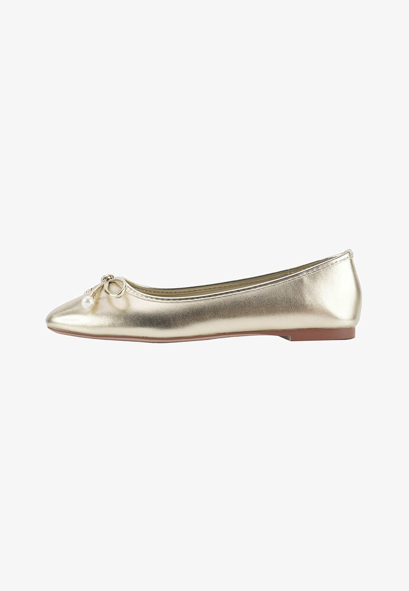 Bailarina metálica dorada con punta afilada, que presenta un lazo decorativo y un acento de perla en la parte delantera. Textura suave, tacón bajo.