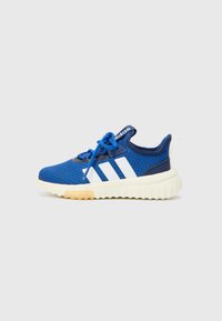 Sneaker blu in mesh con strisce e lacci bianchi, dotato di tomaia testurizzata, suola imbottita e design con tallone rialzato.