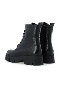 Botines de cuero negro con un patrón de cocodrilo texturizado, que presentan un diseño de cordones en la parte frontal, suela gruesa y puntera redonda.