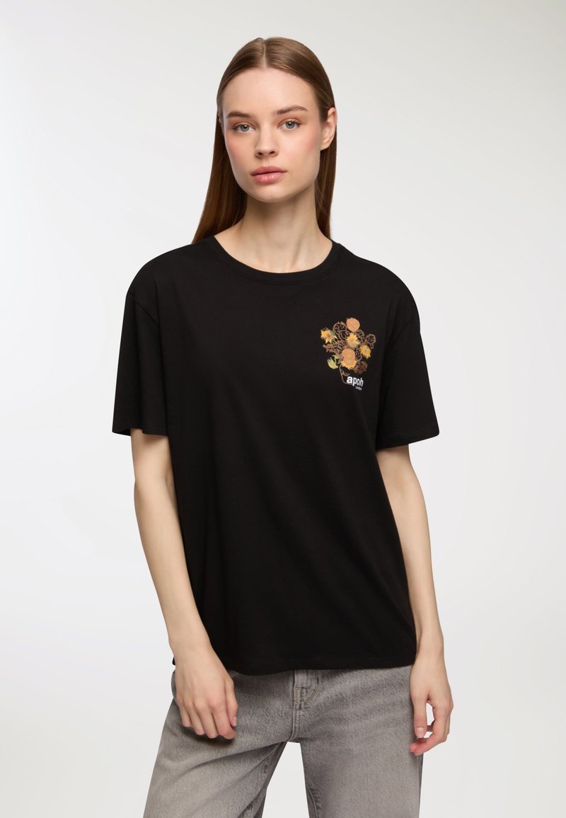 Czarna bawełniana koszulka z kwiatowym wzorem na lewej piersi, casualowy krój, okrągły dekolt i krótkie rękawy.