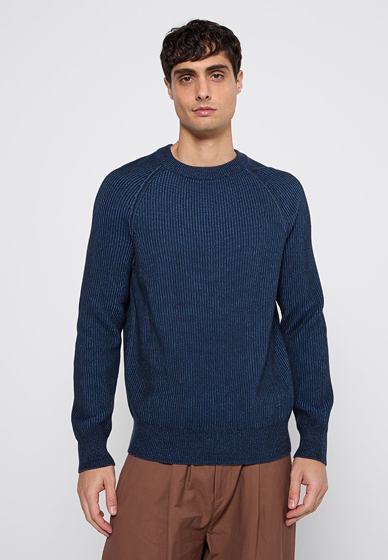 Marineblaue gerippte Strick sweater mit Rundhalsausschnitt und langen Raglanärmeln. Verfügt über einen strukturierten Stoff und einen enganliegenden Saum.
