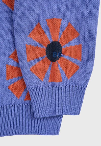 Maglione lavorato a maglia di colore viola con motivi floreali geometrici arancioni. Presenta polsini a costine, un colletto rotondo e un logo blu discreto.