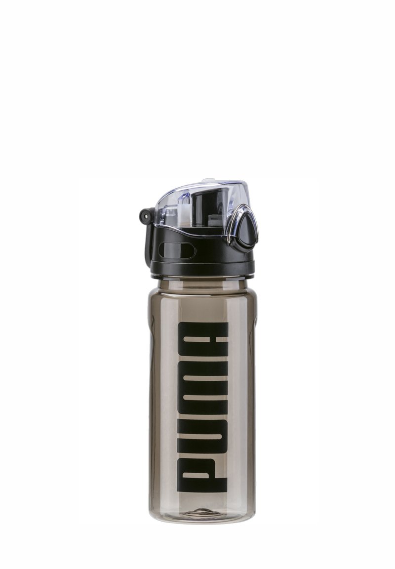 Bottiglia d'acqua in plastica trasparente con tappo nero, caratterizzata da un corpo trasparente, un grande logo "PUMA" nero e un coperchio flip-top per un facile accesso.