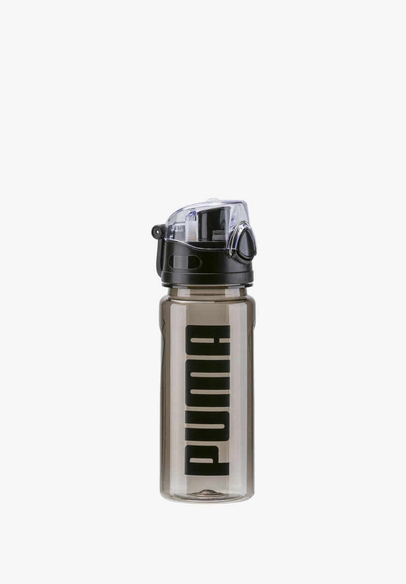 Bottiglia d'acqua in plastica trasparente con tappo nero, caratterizzata da un corpo trasparente, un grande logo "PUMA" nero e un coperchio flip-top per un facile accesso.