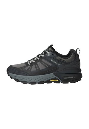 Scarpa sportiva Skechers di colore grigio scuro e nero con lacci grigi, suola Goodyear e ammortizzazione "Max Protect" visibile sul lato.