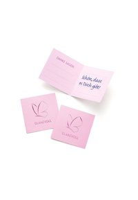 Rožinės atmintinės kortelės su išgaubtu drugelio logotipu ir užrašu "GLANZVOLL". Viena kortelė turi ranka rašytą žinutę. Paprastas, švarus dizainas.