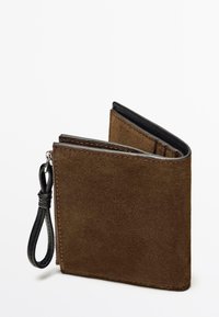 Portafoglio in suede marrone con rifiniture in pelle nera, design pieghevole e un manico da polso. Presenta una texture liscia e dettagli di cucitura visibili.