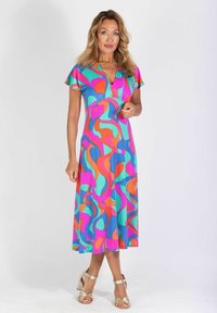 Värikäs, puolipitkä mekko, jossa on virtaava muotoilu. Siinä on eloisia abstrakteja kuvioita pinkissä, oranssissa, vihreässä ja sinisessä. V-kaula-aukko ja lyhyet hihat.