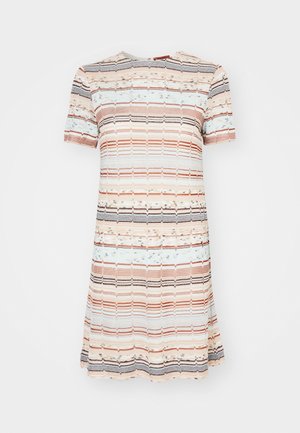 Vestido de manga curta com riscas horizontais em pêssego, azul, preto e creme, feito de um tecido texturizado com um corte descontraído.