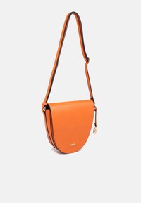 Borsa a tracolla in pelle arancione con forma a mezzaluna, tracolla nera a contrasto e accento del logo dorato sul davanti. Texture liscia.