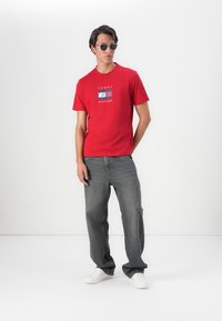 Tommy Hilfiger LINEAR FLAG GRAPHIC TEE UNISEX - T-shirts print - medium red