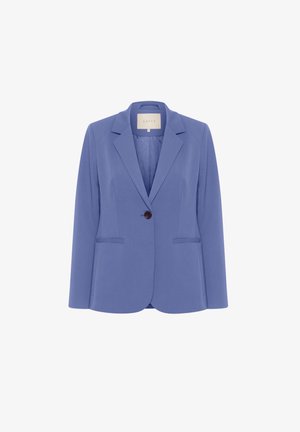 Op maat gemaakte blazer van lichtblauwe stof, met een enkele bruine knoop, afgesneden revers en twee voorzakken met een gladde textuur.