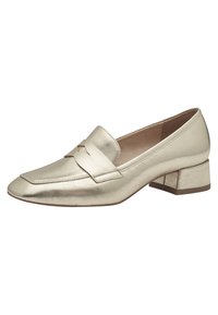 Metallisk gyllene läder loafers med låg klack, fyrkantig tå och dekorativ remdetalj över framsidan.