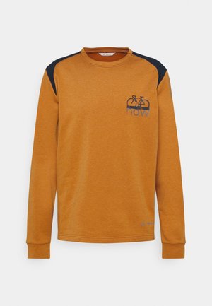 Sudadera mostaza de manga larga con paneles negros en los hombros, pequeño gráfico de bicicleta y texto "how" en el pecho izquierdo.