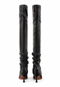 Zwarte leren over-de-knie laarzen met een slouchy ontwerp, spitse neus en een stilettohak. Glad textuur met geplooide details aan de bovenkant.