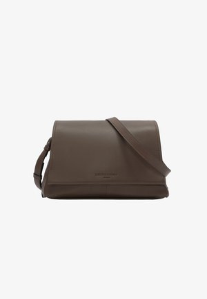 Braune Leder-Umhängetasche mit Klappverschluss und verstellbarem Riemen, vorne mit dem Liebeskind Berlin Logo geprägt.