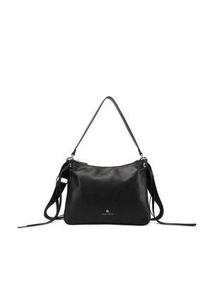 Bolso de hombro de cuero negro con cierre de cremallera, correa ajustable y un pequeño logo impreso en el centro frontal.