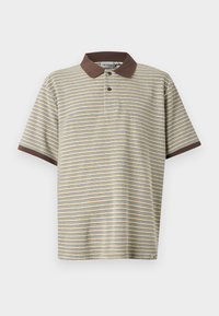 Πόλο μπλούζα με κοντά μανίκια με λεπτές οριζόντιες ρίγες σε μπεζ, μπλε και κίτρινο, καφέ γιακά και μανσέτες μανικιών, πλάκα με δύο κουμπιά.