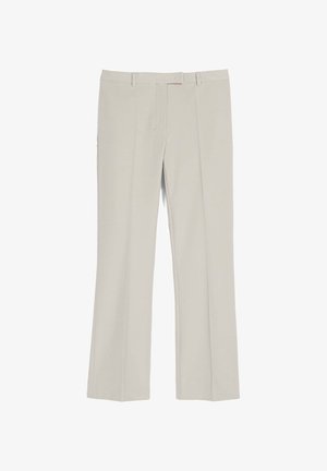 Pantaloni beige su misura con design a gamba dritta, caratterizzati da due pieghe frontali, passanti per cintura e una texture del tessuto liscia.