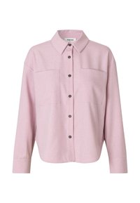 Ανοιχτό ροζ πουκάμισο με κλασικό γιακά, δύο τσέπες στο στήθος και σκούρα κουμπιά. Διαθέτει άνετη γραμμή και μακριά μανίκια.