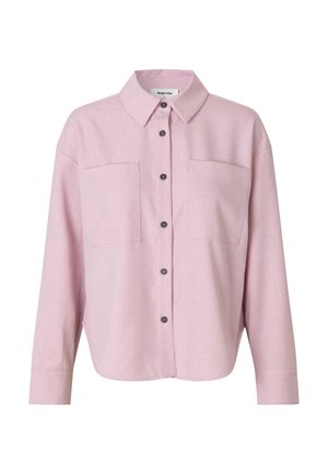 Ανοιχτό ροζ πουκάμισο με κλασικό γιακά, δύο τσέπες στο στήθος και σκούρα κουμπιά. Διαθέτει άνετη γραμμή και μακριά μανίκια.