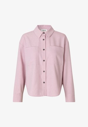 Lys rosa skjorte med klassisk krage, to brystlommer og mørke knapper. Har avslappet passform og lange ermer.