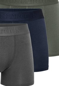 Tre par herrboxershorts i mörkgrått, marinblått och olivgrönt bomullstyg. Varje par har en mjuk resårmidja med präglad logotyp.