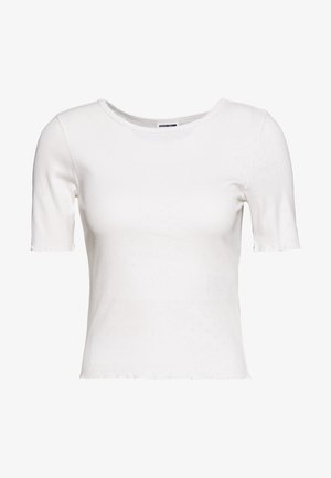 Haut blanc à manches courtes en tissu léger, avec un col rond et un ourlet légèrement raccourci orné d'un motif texturé subtil.