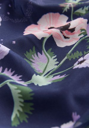Granatowy materiał z wzorem kwiatowym, przedstawiający różowe i fioletowe maki, zielone liście oraz teksturowaną powierzchnię.