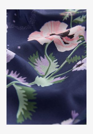 Granatowy materiał z wzorem kwiatowym, przedstawiający różowe i fioletowe maki, zielone liście oraz teksturowaną powierzchnię.