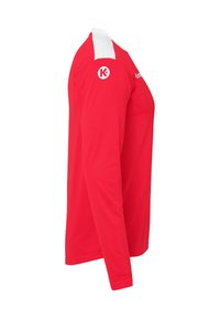 Rød langærmet skjorte med hvid krave og skulderdetaljer. Har et logo på venstre ærme. Fremstillet af glat, let stof.