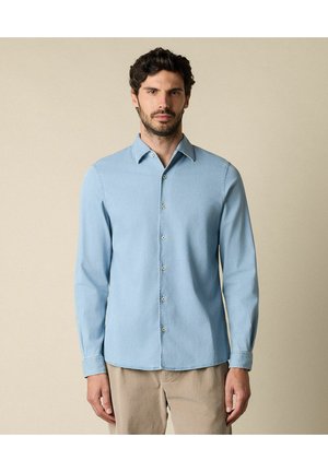 Hellblaues, langärmliges Button-Up-Shirt aus weichem Stoff mit klassischem Kragen und Mehrknopf-Front. Leicht abgerundeter Saum und taillierte Passform.