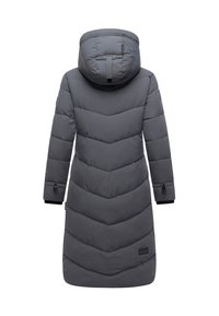 Dolga temno siva zimska bunda s kapuco, ševron šivi in prilagodljivimi manšetami prikazana zadaj na beli podlagi.