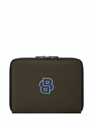 Portefeuille compact vert foncé avec fermeture éclair, bords noirs et logo "B" stylisé bleu et blanc centré à l'avant.