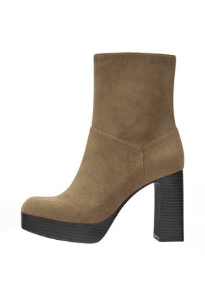 Brun ruskind ankle boots med tyk sort platformsål og høj blokhæle, sideprofilset mod hvid baggrund.