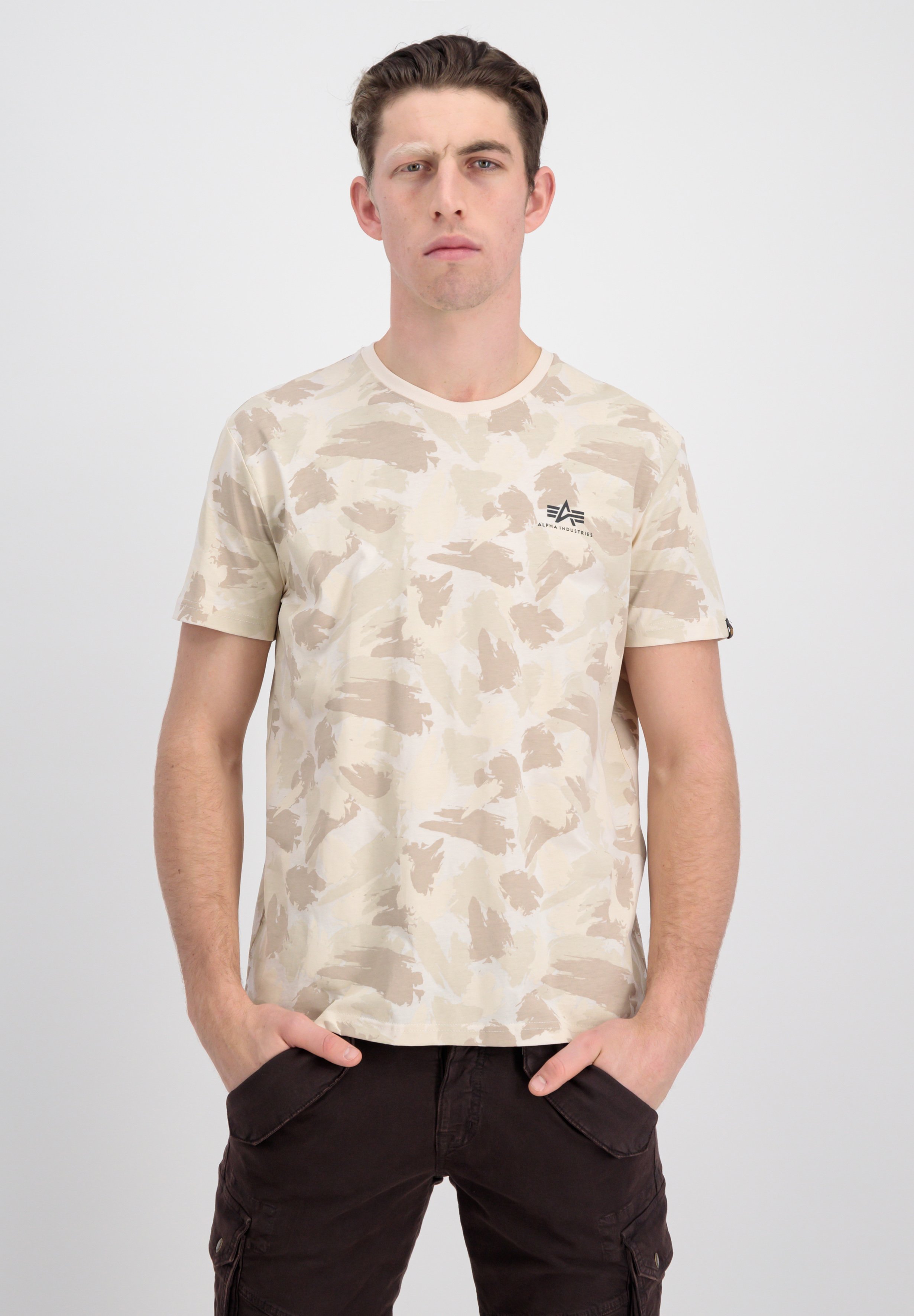 送料込★ALPHA INDUSTRIES★ Basic Small Logo Camo 半袖Tシャツ ALPHA INDUSTRIES Men's Basic T Small Logo Camo T-Shirt