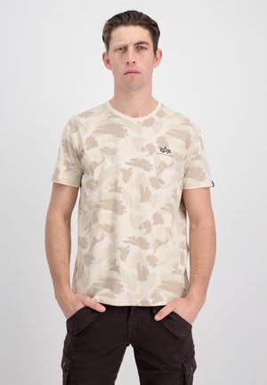 Beige Camouflage-T-Shirt aus weichem Stoff, mit Rundhalsausschnitt, kurzen Ärmeln und einem kleinen schwarzen Logo auf der Brust.
