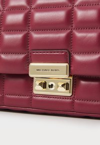 MICHAEL Michael Kors TRIBECA CHAIN - Skuldertasker - mulberry