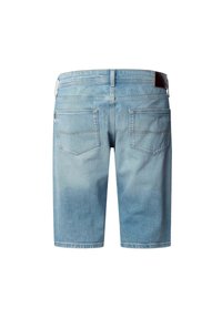 Shorts de mezclilla azul claros, de corte recto, con dos bolsillos traseros y una cinturilla plana con un parche de cuero en la parte trasera.