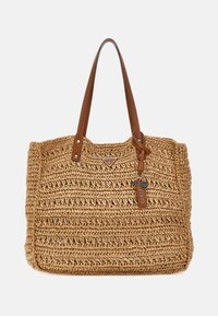 Bolso de palma tejido en marrón claro con asas de cuero sintético marrón. Presenta una placa con el logotipo y una etiqueta, un interior espacioso y una superficie texturizada.
