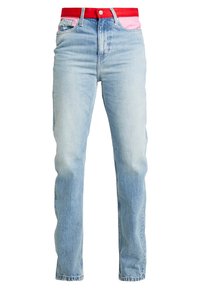 Ljusblå raka jeans med en blekt tvätt och hög midja, med ett rött midjeband och rosa fickfoder.