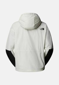 Biała kurtka z kapturem i czarnymi rękawami, z logo na górnej części pleców. Gładka tekstura i lekka konstrukcja, odpowiednia do noszenia na świeżym powietrzu.