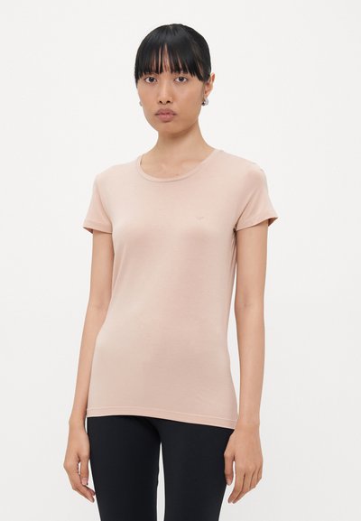 Hellrosa Kurzarm-T-Shirt mit rundem Halsausschnitt, aus weichem Stoff gefertigt, mit schmaler Passform und dezentem Logodetail auf der Brust.