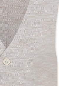 Gilet beige chiaro con un tessuto testurizzato a motivo diagonale, chiusura con un singolo bottone bianco e scollatura a V.