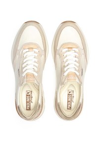 Zapatillas en cuero beige y crema con un acabado texturizado, diseño de cordones y una sutil marca en la plantilla. Punta redondeada y bajo perfil.