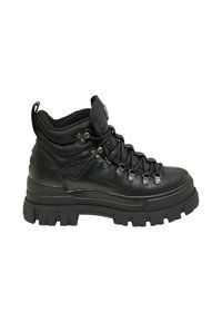 Botas de senderismo de cuero negro con un empeine texturizado, collar acolchado, ojetes de metal y suela de goma gruesa. El diseño incluye lazos para los cordones.