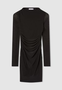 Czarna, długa sukienka z długim rękawem i wysokim kołnierzem, z drapowaniami z przodu i gładką teksturą materiału. Bez widocznych elementów metalowych ani wzorów.