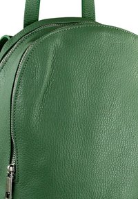 Groene leren rugzak met een gestructureerd oppervlak, ronde vorm, stevige ritsen en een minimalistisch ontwerp. Voorzien van verstelbare schouderbanden.