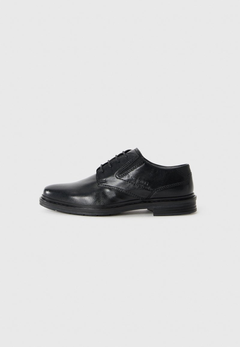 Scarpa da uomo in pelle nera con finitura liscia, design con lacci, dettagli di cucitura discreti e tacco basso impilato.