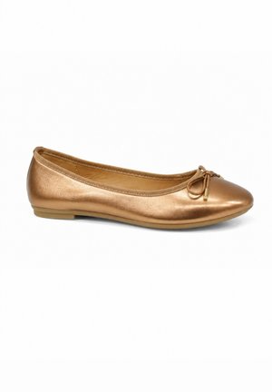 Ballerine unique en bronze métallisé avec un petit nœud sur l’orteil arrondi et une semelle plate basse sur fond blanc.
